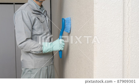 Cleaning and surface treatment of the outer wall with a brush | Remodeling / painting company image Cleaning and surface treatment of the outer wall with a brush | Remodeling / painting company image 87909301