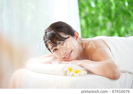 美容度假村熱帶微笑的女人 美容度假村熱帶微笑的女人 87910076