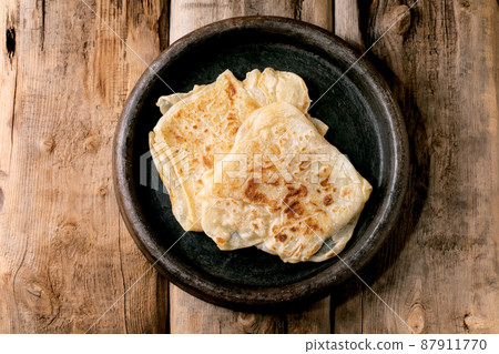 Traditional indian homemade roti flatbread in ceramic dish Traditional indian homemade roti flatbread in ceramic dish 87911770