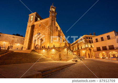 Trujillo medieval village at twilight. Caceres, Extremadura, Spain. 87912709