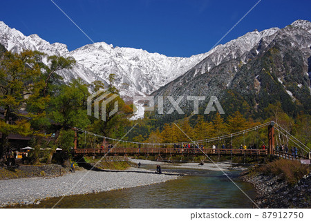 Superb view! Autumn Kamikochi [Kappa Bridge and Hotaka Mountain Range of Shirogane] 87912750