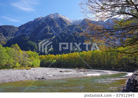Autumn Kamikochi [Azusa River flow and larch] 87912945