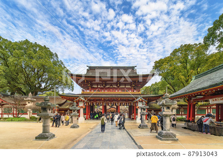 [Kyushu / Dazaifu] Tourists heading to the tower gate on the approach to Dazaifu Tenmangu. 87913043
