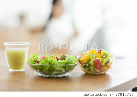 Breakfast and a young lady 87913755