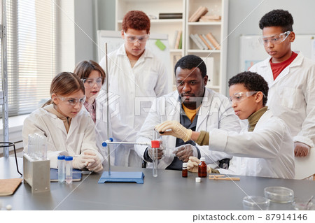 Group of Kids doing Experiment in Science Lab Group of Kids doing Experiment in Science Lab 87914146