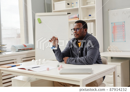 African American Chemistry Teacher in Class African American Chemistry Teacher in Class 87914232