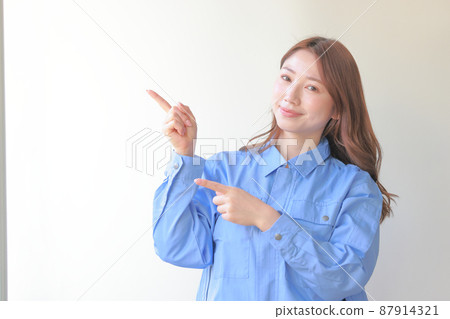 側身指著制服的女人 87914321