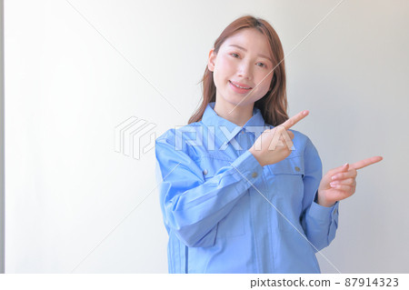 指向側身的製服女人 3 87914323