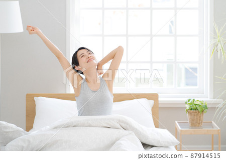 Morning awakening female 30s 87914515