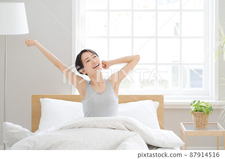 Morning awakening female 30s 87914516
