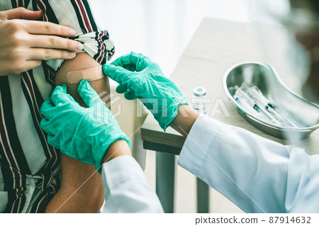 Young woman visits skillful doctor at hospital for vaccination 87914632
