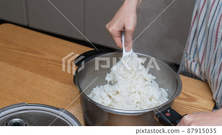 Mix rice cooked in a pressure cooker | Image of freshly cooked white rice with steam 87915035