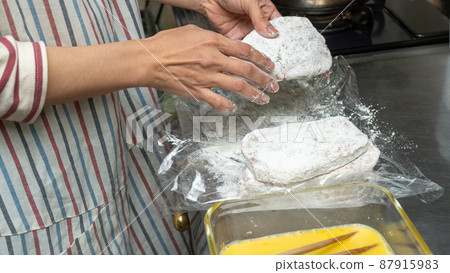 【烹飪場景】豬肉和豬肉加雞蛋和麵粉 87915983