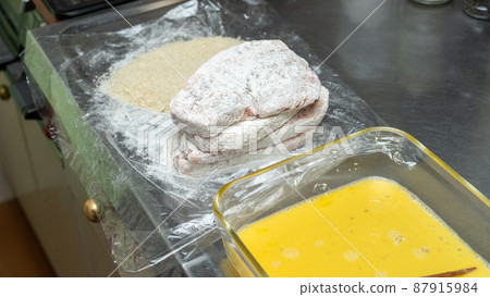 【烹飪場景】豬肉｜豬肉中加入雞蛋、麵粉和麵包屑 87915984
