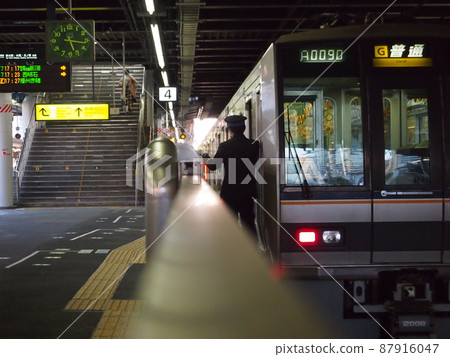 Railway station equipment, low angle, JR West, station scenery, railway fans, Kyoto station, travel, spread prevention release Railway station equipment, low angle, JR West, station scenery, railway fans, Kyoto station, travel, spread prevention release 87916047
