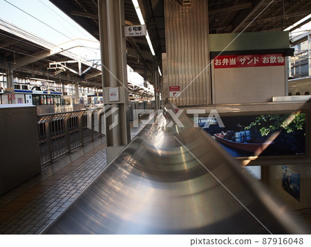 Railway station equipment, low angle, JR West, station scenery, railway fans, Kyoto station, travel, spread prevention release Railway station equipment, low angle, JR West, station scenery, railway fans, Kyoto station, travel, spread prevention release 87916048