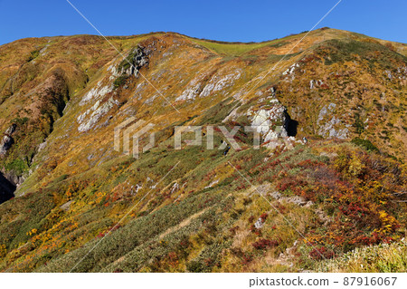 從這片小屋的底部看到的草秋葉越後駒岳 87916067