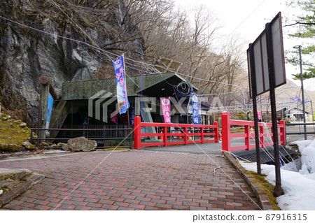 Ryusendo Cave in early spring Ryusendo Cave in early spring 87916315