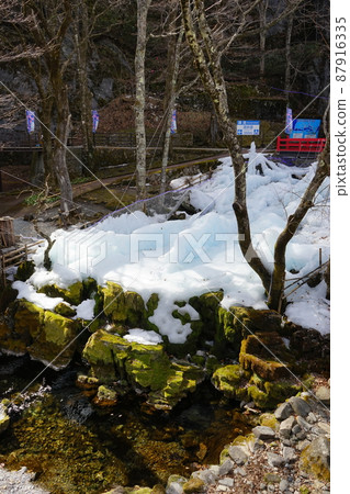 早春的龍泉洞 87916335