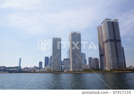 從豐洲公園(東京丰洲)看到的塔式公寓 從豐洲公園(東京丰洲)看到的塔式公寓 87917139