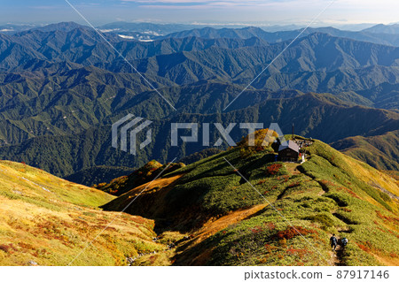 Koma's hut seen from the climb of Mt. Echigo Komagatake and the ridgeline to the Echiori Pass 87917146