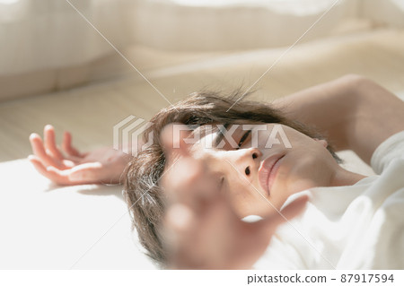陽光下的年輕人 87917594