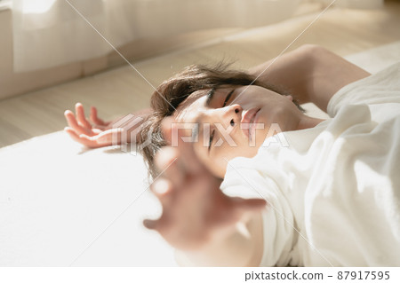 陽光下的年輕人 87917595