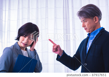 Female subordinates scolded by middle-aged male boss "Power harassment" 87917651