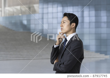 Profile of a businessman in his thirties who thinks about it. 87917745