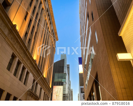 Scenery with a retro building on the back street of Ginza in the evening Scenery with a retro building on the back street of Ginza in the evening 87918016