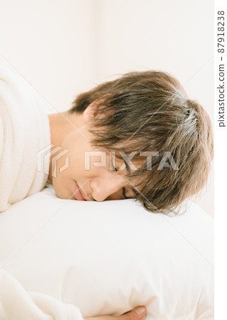 一個年輕人起床睡覺 87918238