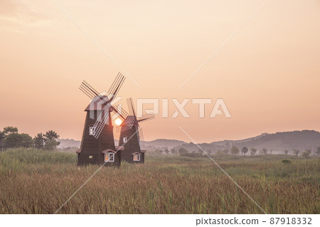 風力發電的風車 87918332