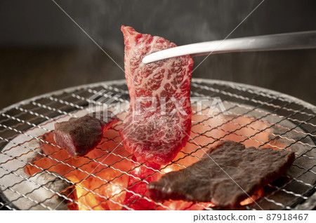 用炭火烤瘦肉 87918467