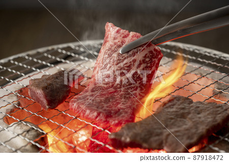 用炭火烤瘦肉 用炭火烤瘦肉 87918472