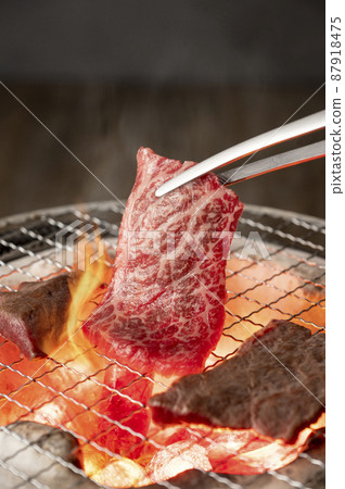 Bake lean meat on a charcoal-fired shichirin Bake lean meat on a charcoal-fired shichirin 87918475