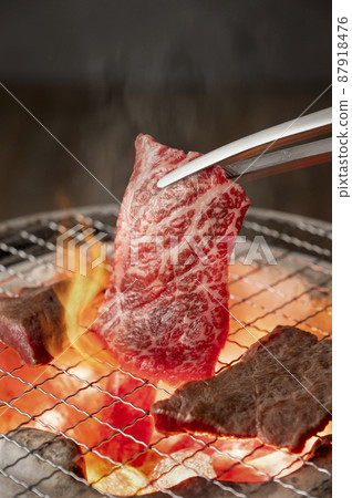 Bake lean meat on a charcoal-fired shichirin Bake lean meat on a charcoal-fired shichirin 87918476
