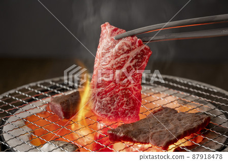 用炭火烤瘦肉 87918478