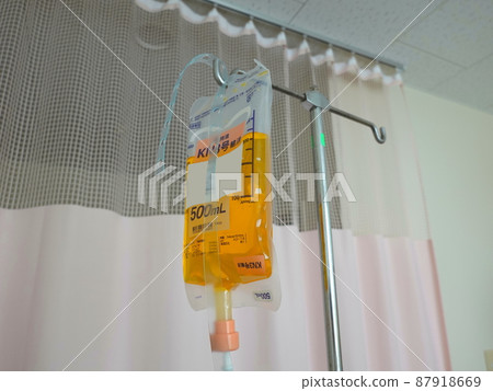 Intravenous drip from the hospital room at the time of admission 87918669
