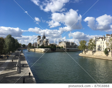 View Notre Dame Paris from behind 87918868