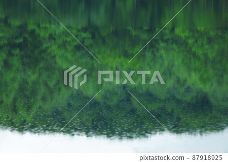 長野奧蓼科三叉池湖面 87918925