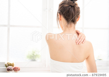 一個女人做自我按摩的美麗形象 87919495