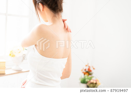 一個女人做自我按摩的美麗形象 87919497