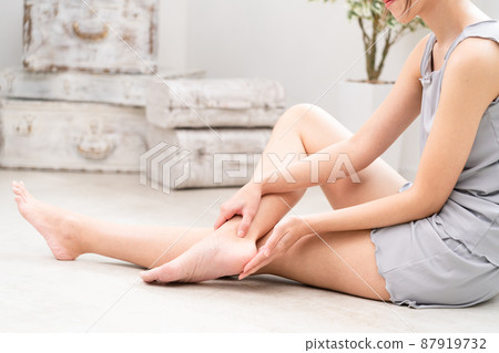 一個女人做自我按摩的美麗形象 87919732