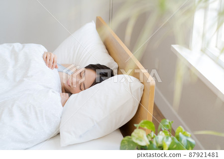 30 多歲睡覺的女人 87921481