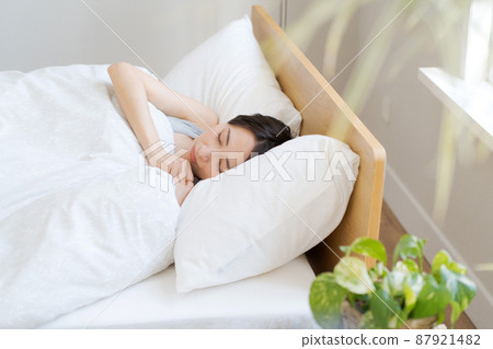 30 多歲睡覺的女人 30 多歲睡覺的女人 87921482