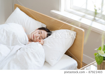 Sleeping woman in her 30s Sleeping woman in her 30s 87921483