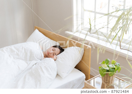 30 多歲睡覺的女人 87921484