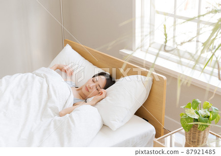 Sleeping woman in her 30s Sleeping woman in her 30s 87921485