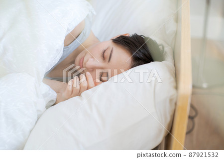Sleeping woman in her 30s 87921532