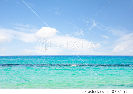 它是日本海的大海和天空的風景。它是一個簡單的藍天和地平線的大海。請保持平靜的氣氛。島根縣 它是日本海的大海和天空的風景。它是一個簡單的藍天和地平線的大海。請保持平靜的氣氛。島根縣 87921593